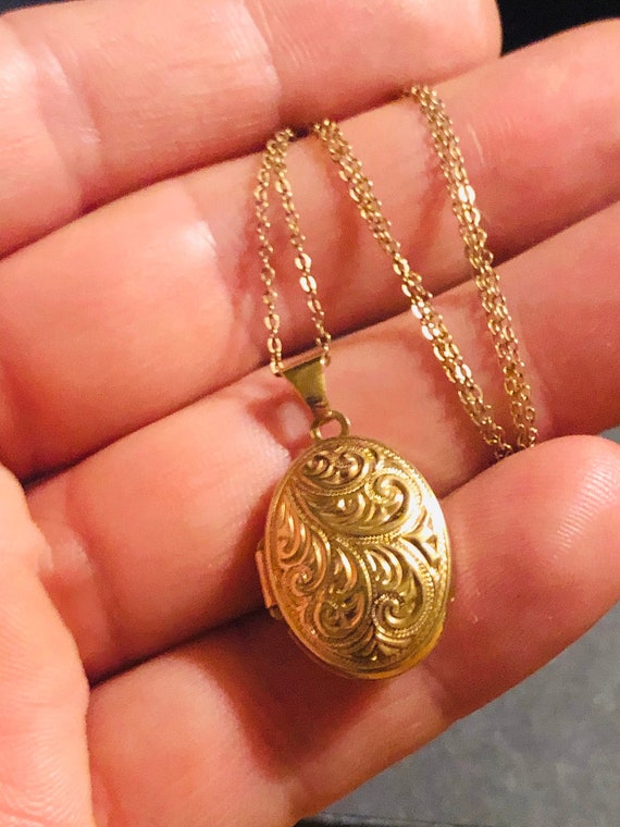 Vintage 9 ct Yellow Gold Locket and Gold Chain St