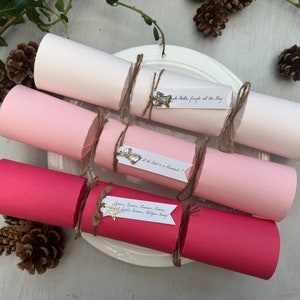 Opulent Pink Crackers Personalizados Sustentáveis | Feito à mão na Inglaterra usando cartão reciclado