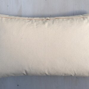 Puede incluir: Una funda de almohada blanca lisa con cierre de cremallera. La funda de almohada est&aacute; hecha de una tela suave y natural.