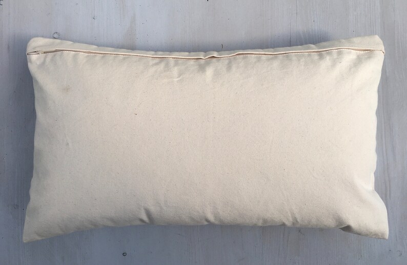 Puede incluir: Una funda de almohada blanca lisa con cierre de cremallera. La funda de almohada est&aacute; hecha de una tela suave y natural.