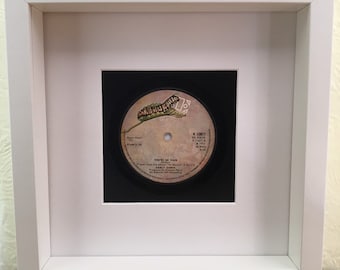 Carly Simon - Eres tan vanidosa / Nadie lo hace mejor / Por qué: Real 45 Vinyl Framed Wall Art