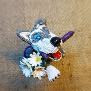 Polymeer klei husky hond met madeliefjes beeldje / Polymeer klei beeldje / Gift samenstelling / Cadeau met bloemen / Handgemaakte geschenk