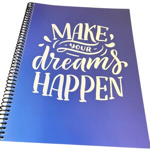 Puede incluir: Una libreta de espiral azul con el texto "MAKE YOUR DREAMS HAPPEN" en letras blancas.