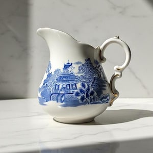 Antieke blauw-witte transferware creamer / kan in wilgenpatroon in Staffordshire-stijl / Victoriaanse porseleinen kan / Engels vintage decor