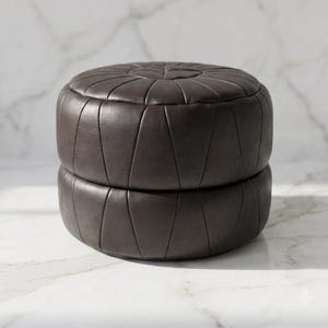 Vintage Schwarz Deutscher Leder Pouf / Dunkelbraun Patchwork Fußhocker / Mid Century Boho Runde Sitzhocker