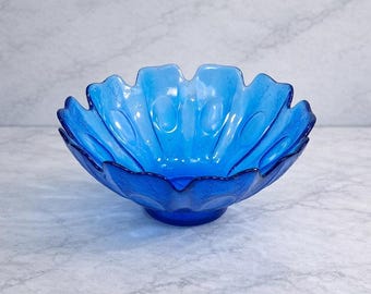 Vaso vintage in vetro blu di metà secolo / Centrotavola decorativo a forma di fiore in stile scandinavo