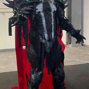 Könnte beinhalten: Handgefertigtes Holzschild mit dem Text "Welcome to our home" in handschriftlichem Stil. Das Schild ist weiß lackiert mit schwarzer Schrift und einem Used-Look-Finish, ideal für die Inneneinrichtung.