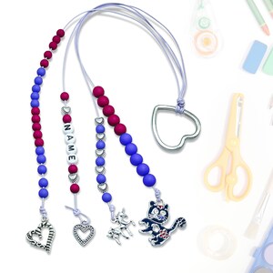 Może przedstawiać: Trzy koraliki naszyjniki z różnymi wisiorkami. Pierwszy naszyjnik ma czerwone i niebieskie koraliki z srebrnym wisiorkiem w kształcie serca. Drugi naszyjnik ma czerwone i białe koraliki z srebrnym wisiorkiem w kształcie serca i wyrazem "NAME" napisanym białymi koralikami. Trzeci naszyjnik ma niebieskie koraliki z srebrnym wisiorkiem w kształcie jednorożca i srebrnym wisiorkiem w kształcie kota.