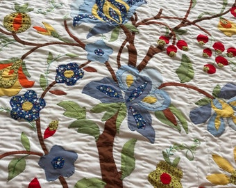 Beautiful Tree Quilt With Scalloped Needs Repair