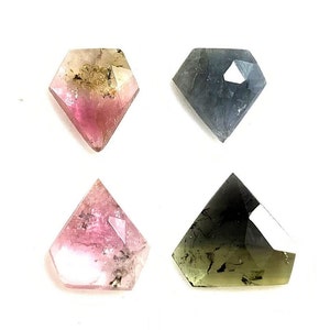 Peut inclure: Quatre pierres précieuses facettées en forme de diamant. Les pierres précieuses sont roses, vertes, bleues et un mélange de rose, vert et brun.