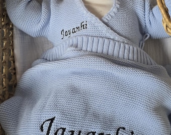 PACK NAISSANCE - Ensemble en maille et couverture en maille assortie brodés au prénom de bébé