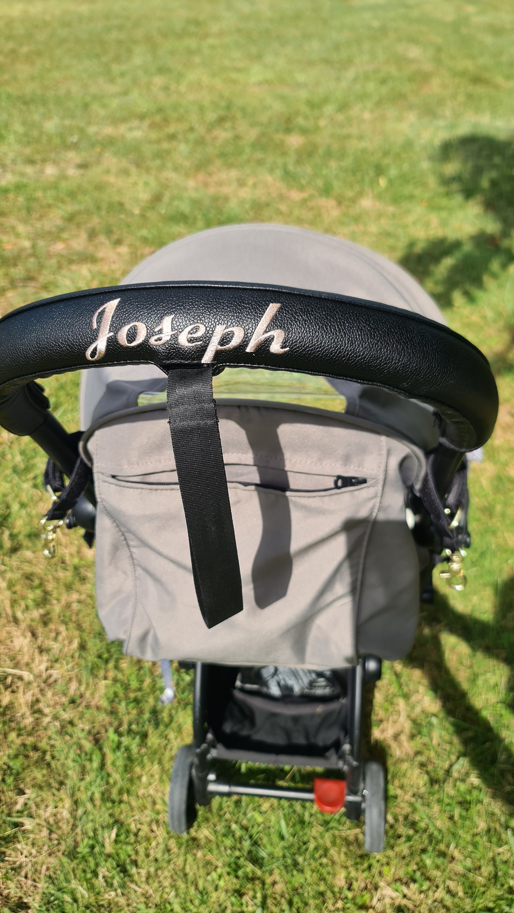 truee 2 Stücke Baby Kinderwagen Griff Abdeckung, Leder Kinderwagen  Armlehne, Buggy Griffbezug Kinderwagen, Mit Reißverschluss Für Staubdicht,  Für Die Meisten Kinderwagen Geeignet (Schwarz) : : Baby