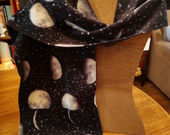 Pluche Fleece Sjaal/Sjaal/Wrap, Twee diepe zakken, zacht, lichtgewicht, gezellig &warm. Maan zwart-wit