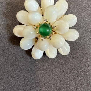 Broche fleur en nacre d'eau douce avec clous en jade et moissanite Cadeau pour elle image 3