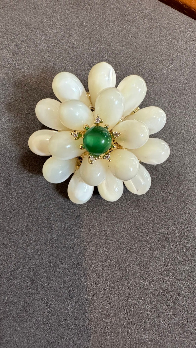 Broche fleur en nacre d'eau douce avec clous en jade et moissanite Cadeau pour elle image 3