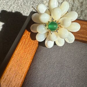 Broche fleur en nacre d'eau douce avec clous en jade et moissanite Cadeau pour elle image 2