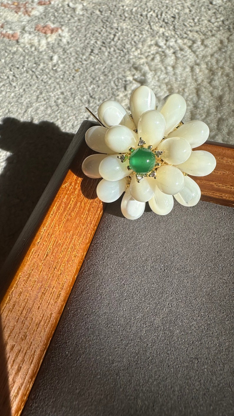 Broche fleur en nacre d'eau douce avec clous en jade et moissanite Cadeau pour elle image 2