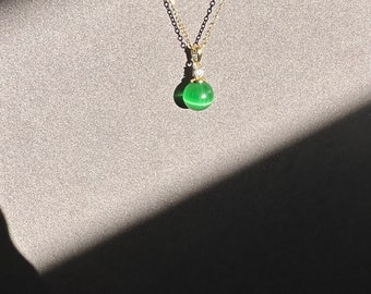 Élégant pendentif en agate verte et pierres précieuses transparentes sur chaîne en titane remplie d'or 18 carats, cadeau parfait