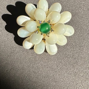Broche fleur en nacre d'eau douce avec clous en jade et moissanite Cadeau pour elle image 5