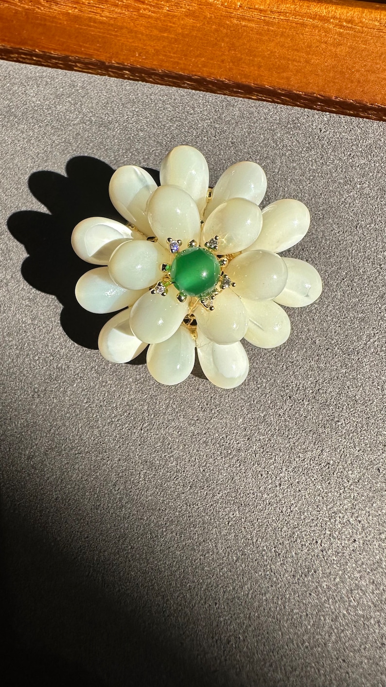 Broche fleur en nacre d'eau douce avec clous en jade et moissanite Cadeau pour elle image 5