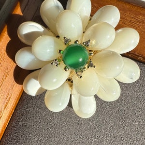 Broche fleur en nacre d'eau douce avec clous en jade et moissanite Cadeau pour elle image 1