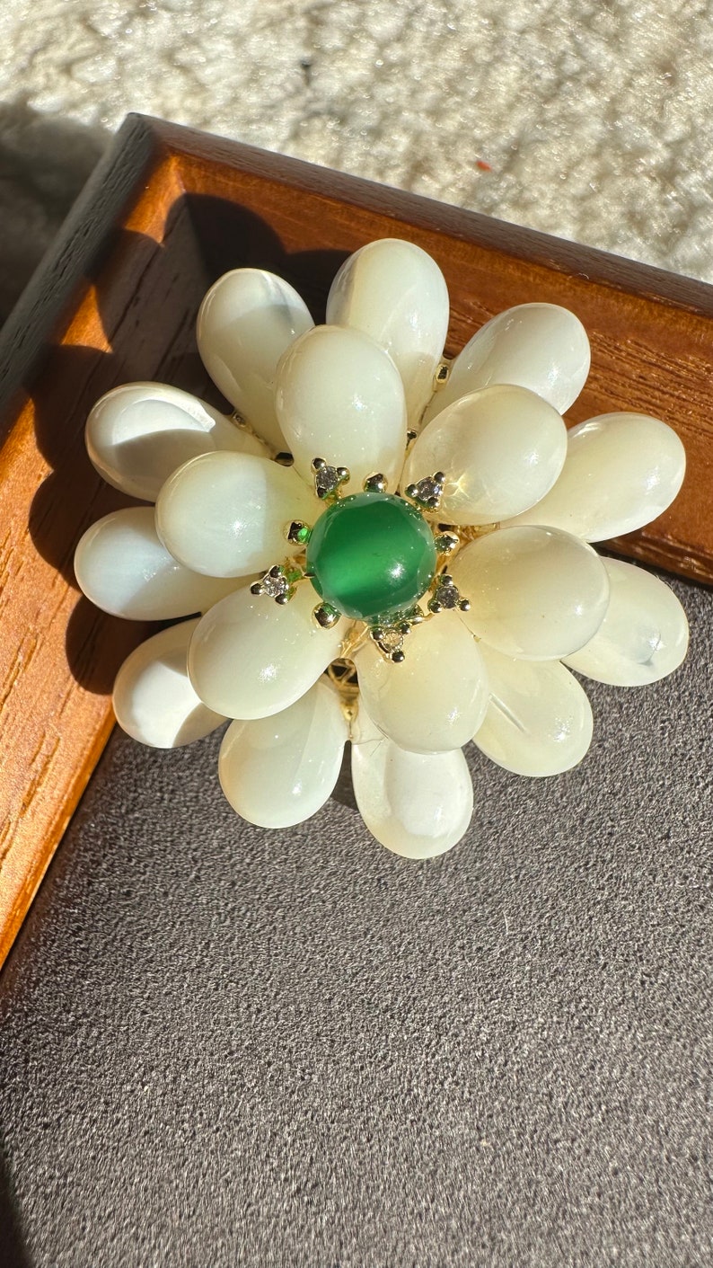 Broche fleur en nacre d'eau douce avec clous en jade et moissanite Cadeau pour elle image 1