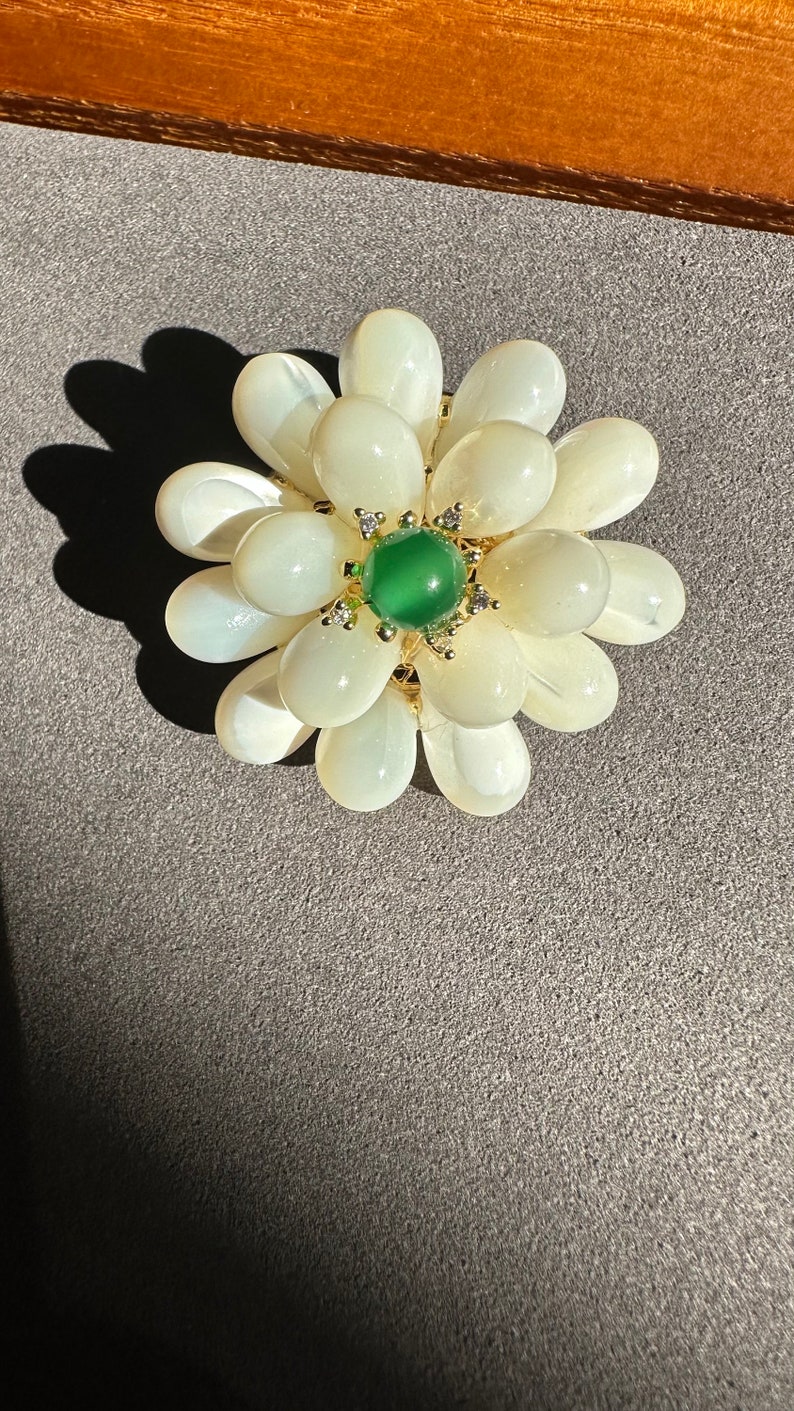 Broche fleur en nacre d'eau douce avec clous en jade et moissanite Cadeau pour elle image 4