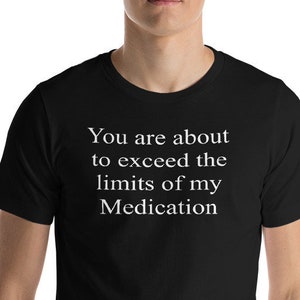 Vous êtes sur le point de dépasser les limites de ma médication T-shirt unisexe à manches courtes