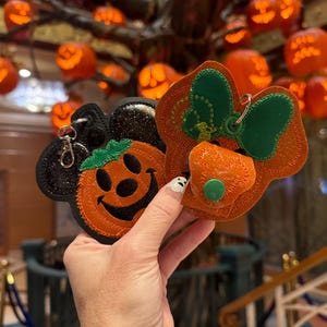 Halloween Ear Holder, Pumpkin shaped mouse ear holder, Pumpkin Mickey mouse ear holder, Pumpkin Minnie mouse ear holder, keychain ear holder