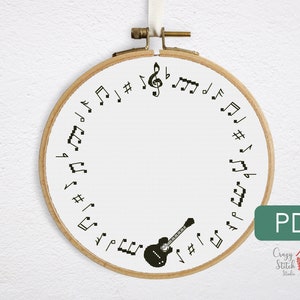 音楽ノートのクロスステッチのボーダーパターン PDF。小さなギターのクロスステッチ。かわいい黒のクロスステッチチャート。シンプルでレトロな音楽のクロスステッチリース P0032