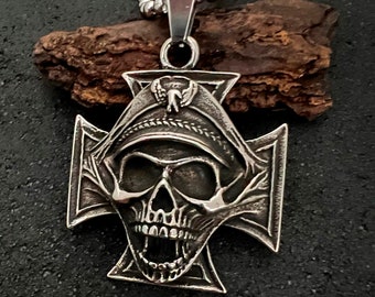 Cruz gótica con calaveras, collar de motociclista único, regalos para novio, cruz de hierro, colgante de calavera estilo, joyería gótica, colgante estilo rock