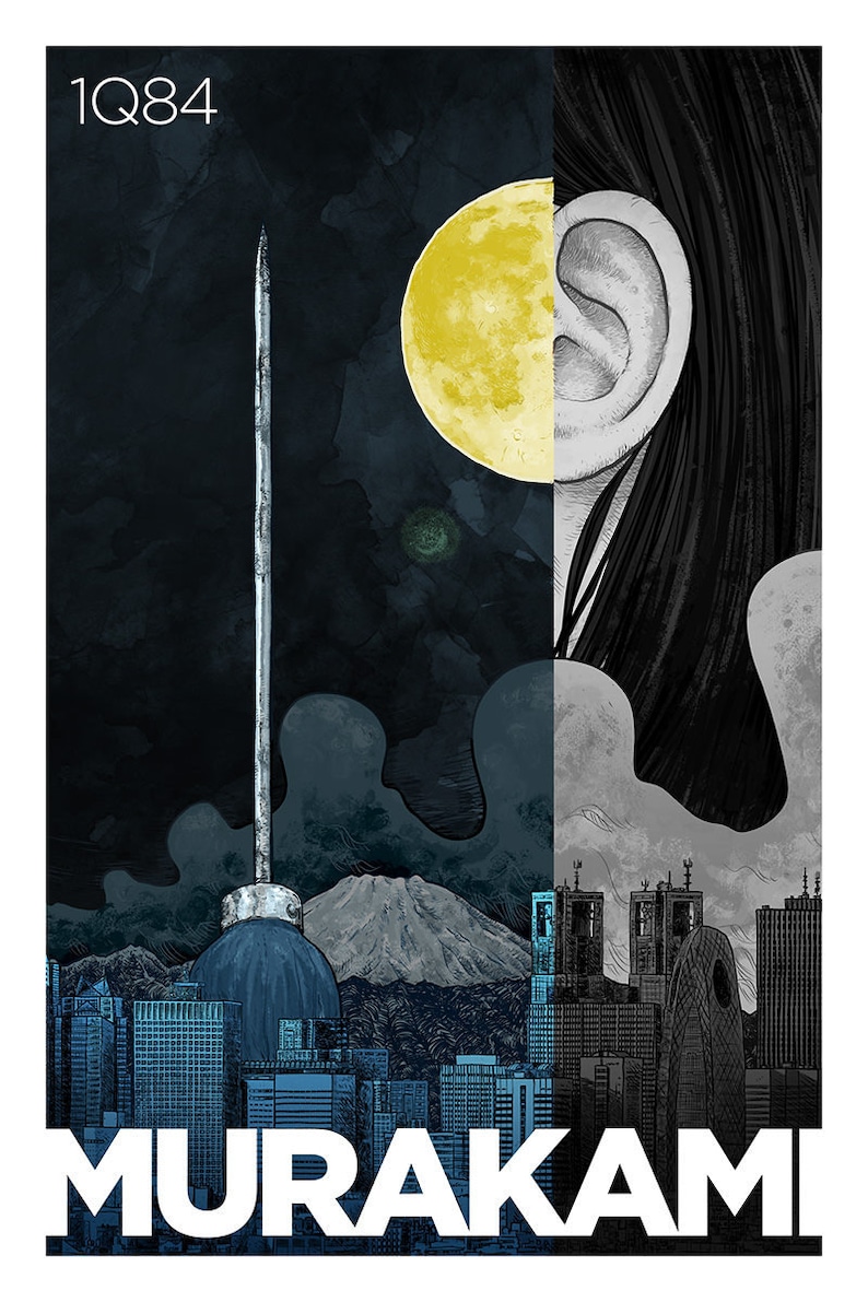 Op de afbeelding: Een zwart-witte illustratie van een skyline van een stad met een grote gele maan op de achtergrond. De stad is in twee&euml;n gedeeld, met een kant in blauwe tinten en de andere in grijze tinten. De tekst "1Q84" en "MURAKAMI" is zichtbaar in de afbeelding.
