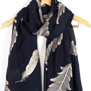 World of Schals Damen edel Gold bestickter Feder-Schal Maxi Wickel-Schal Pashmina Style groß Warm und weich Navy Blue