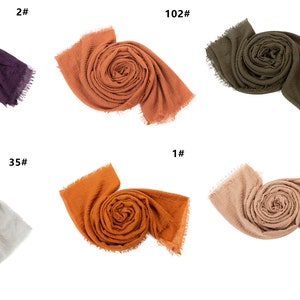 Schicker Damen-Schal in Crinkle-Optik aus Baumwollmischung mit Distressed-Effekt und Fransenkanten Bild 6