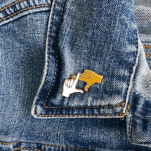 Sorority Handzeichen Emaille Pin - orange und weiß