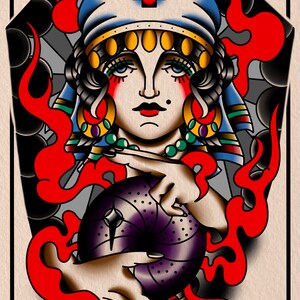 Op de afbeelding: Een traditionele tattoo-stijl illustratie van een vrouw met een rood kruis op haar hoofd, die een blauwe en gele hoofdtooi draagt, een paarse kristallen bol vasthoudt met een zwart-wit swirl-patroon. De achtergrond is zwart en grijs met rode vlammen.