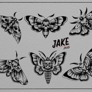 Może przedstawiać: Czarno-biała ilustracja przedstawiająca sześć wzorów motyli, z których każdy zawiera motyw czaszki. Imię "JAKE" i numer "2025" są napisane czerwoną farbą. Motyle umieszczone są na szarym tle.