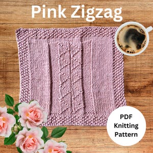 Puede incluir: Un paño de cocina de punto rosa con un patrón de zigzag. El paño de cocina está sobre una superficie de madera con una taza de café y un ramo de rosas rosas. El texto "PDF Knitting Pattern" está en un círculo blanco en el lado derecho de la imagen.