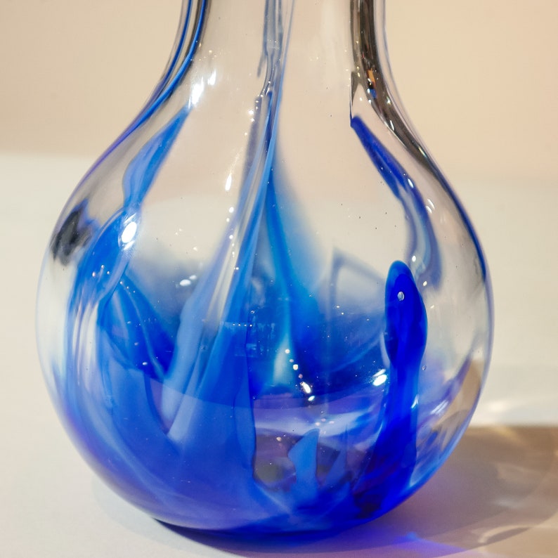 Artisan Crafted Blue Glass Carafe Unique Handblown Pitcher for Home Decor 画像 4