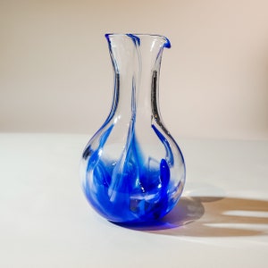 Artisan Crafted Blue Glass Carafe Unique Handblown Pitcher for Home Decor 画像 1