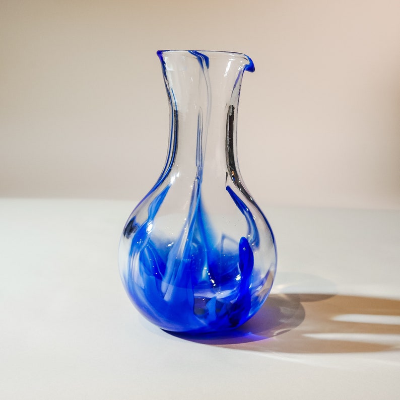Artisan Crafted Blue Glass Carafe Unique Handblown Pitcher for Home Decor 画像 1