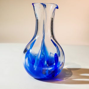 Artisan Crafted Blue Glass Carafe Unique Handblown Pitcher for Home Decor 画像 3
