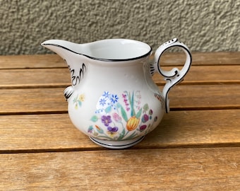 Lattiera antica in porcellana dipinta a mano, piccola brocca per il latte con decorazioni di violette e tulipani, bordo nero e marchio blu, circa 1900.