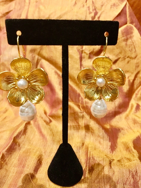 Golden floral and pearl earrings - image 1