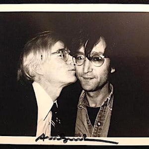 ANDY WARHOL - 'Kissing John Lennon at the Factory' - handsignierte Vintage Ausstellungskarte - c1979 (Fotofolio, New York)