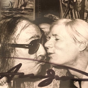 ANDY WARHOL - 'Kissing Salvador Dali' - handsignierter Vintage Ausstellungskartendruck - c1981 (Fotofolio, New York)