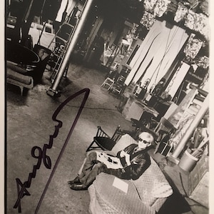 ANDY WARHOL - 'Andy Warhol at the Factory' - signierte vintage Ausstellungskarte - c1978 (Fotofolio, New York)