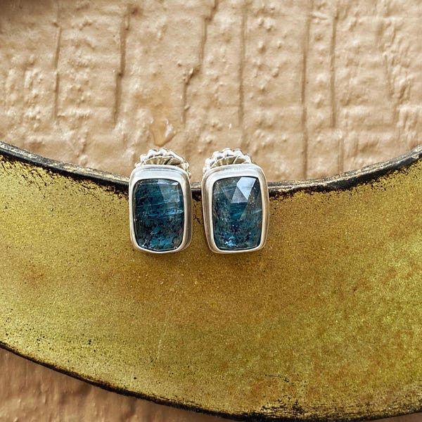 Boucles d'oreilles montantes rectangulaires en argent sterling, cyanite mousse bleu sarcelle et argent sterling