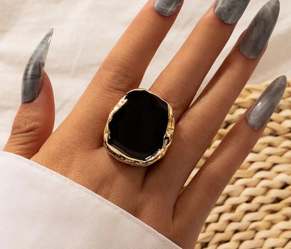 Luxury shop signet ring