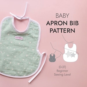 Puede incluir: Un babero verde para bebé con estrellas blancas y un borde blanco. El babero tiene dos lazos blancos y una etiqueta con el nombre "HANNA". El babero está sobre un fondo rosa con el texto "BABY APRON BIB PATTERN (0-3T) Beginner Sewing Level".